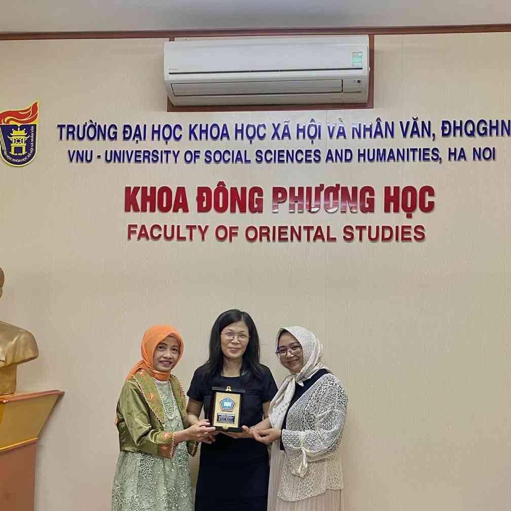 Lecturer Visit sebagai Bentuk Implementasi Kerjasama Universitas Tulungagung dan Vietnam National University (VNU)